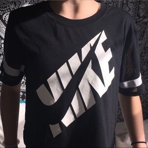 Fun NIKE crop top🎱